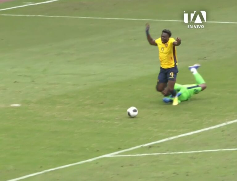 Jordy Caicedo simuló una caída en el área y pidió penal en el juego Vs. Panamá