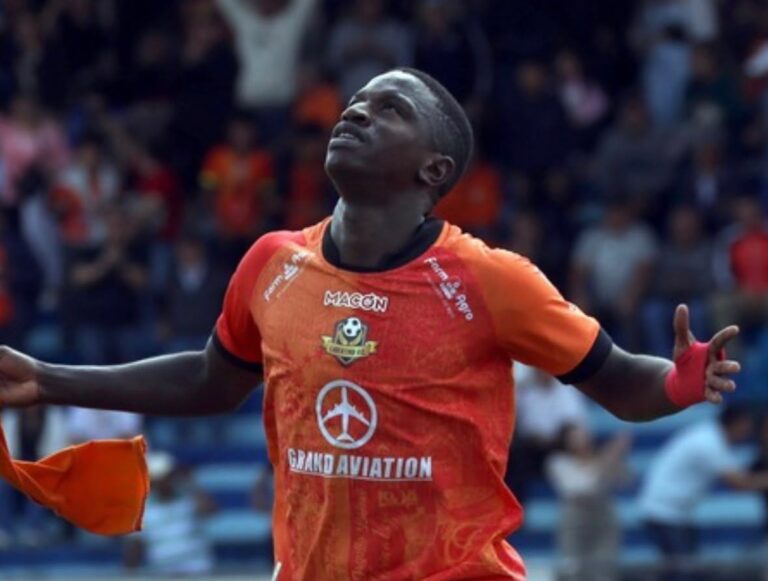 (VIDEO) SE ALEJA EN EL CUADRANGULAR: Goleada de Libertad sobre Leones FC en Loja