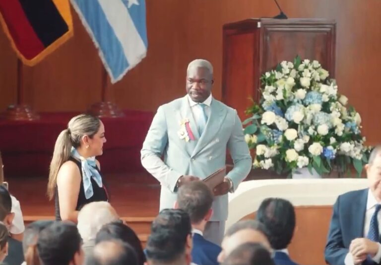 Felipe Caicedo fue condecorado por la Asamblea Nacional
