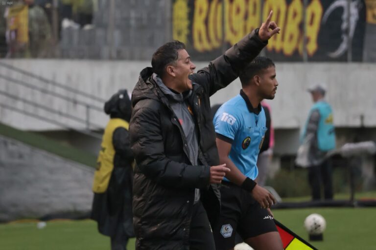 Araujo, DT de Aucas: “Ya con once era difícil, con la expulsión más”