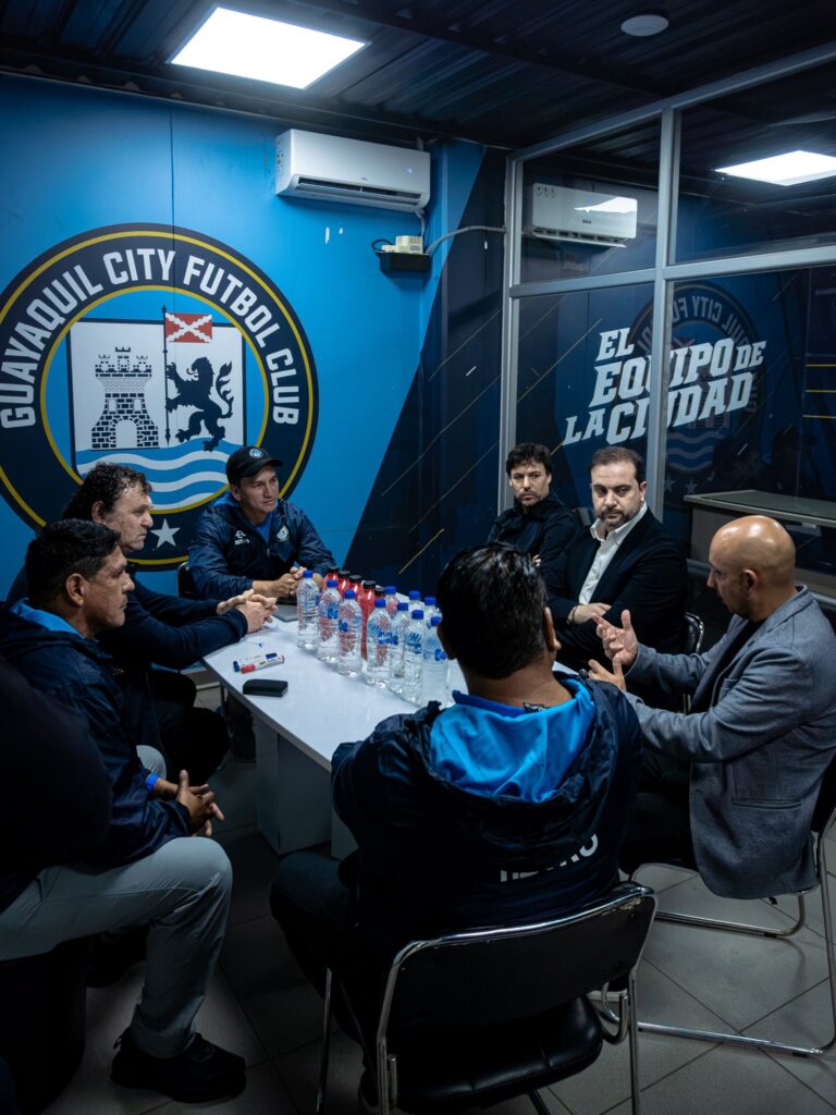 El cuerpo técnico de La Tri visitó a Guayaquil City y dialogó sobre el desarrollo del fútbol