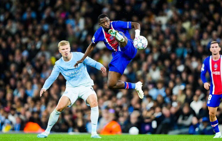 (VIDEO) En un partidazo: El PSG de Pacho se impuso al Manchester City en Inglaterra