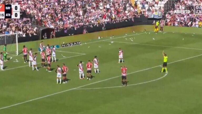 (VIDEO) ¡Insólito en España! Rayo Vallecano-Athletic fue suspendido por lanzamiento de aviones de papel y objetos al campo